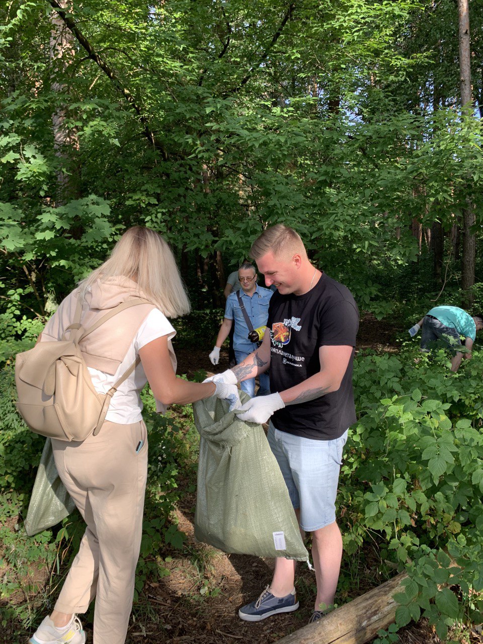 Команда ЭтикетСервис приняла участие в добровольной уборке леса